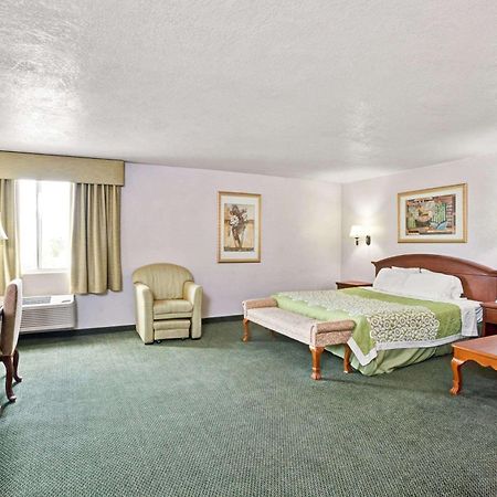 Days Inn & Suites By Wyndham פולרטון מראה חיצוני תמונה